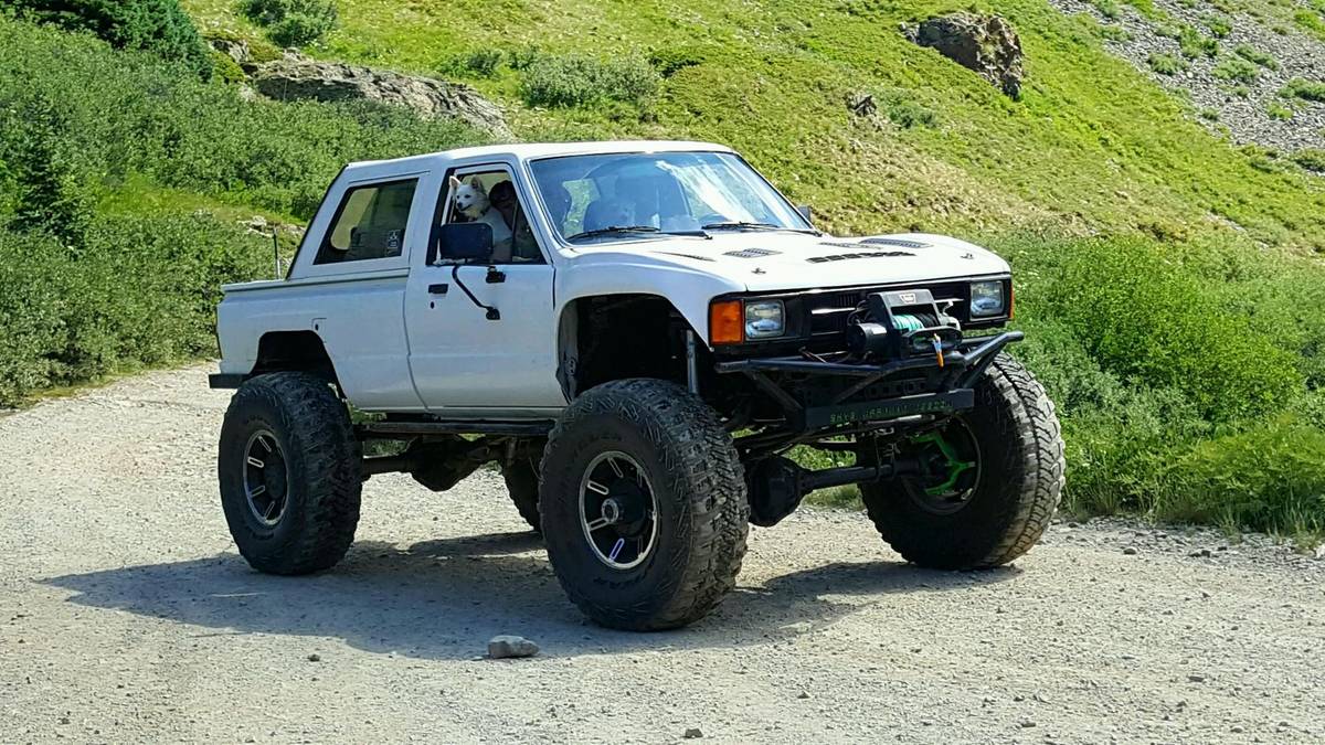 Toyota-pickup-1985-white-4