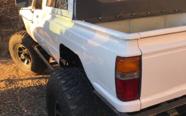 Toyota-pickup-1985-white-9