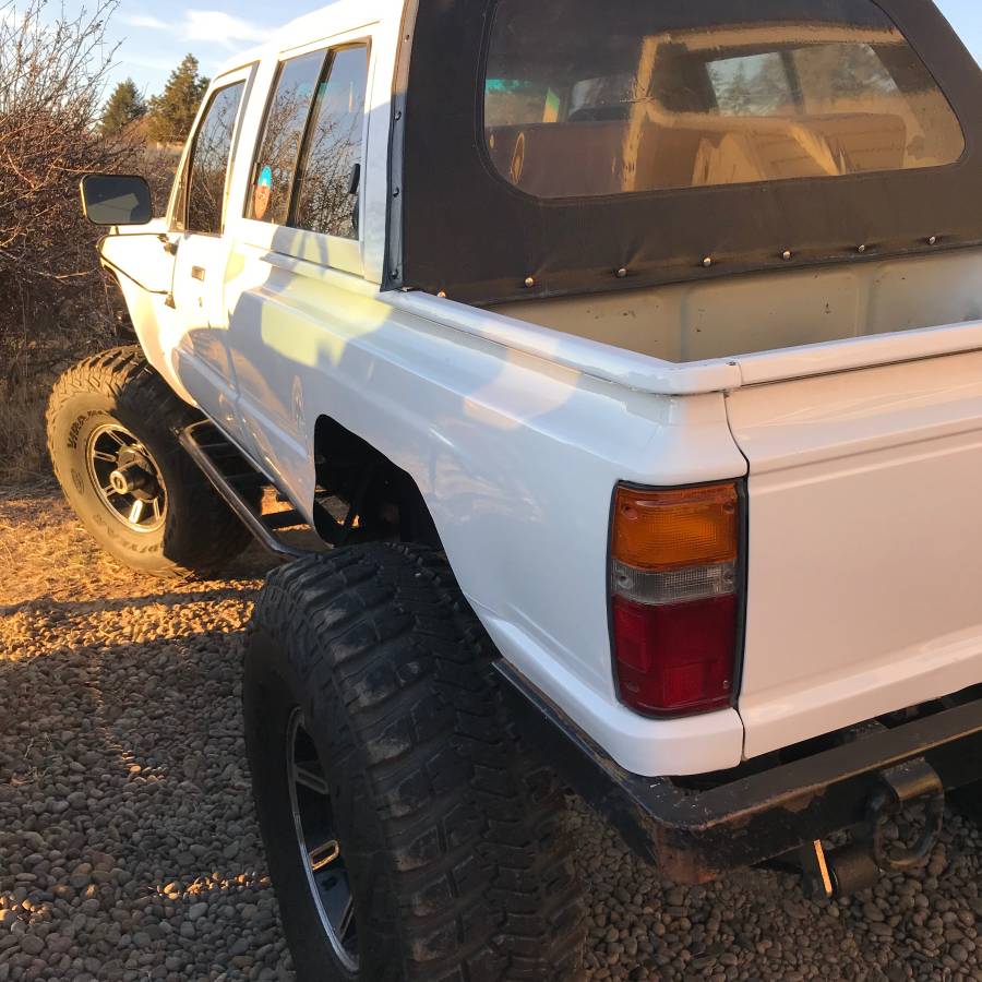 Toyota-pickup-1985-white-9