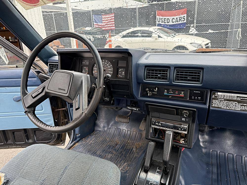 Toyota-pickup-1986-black-42