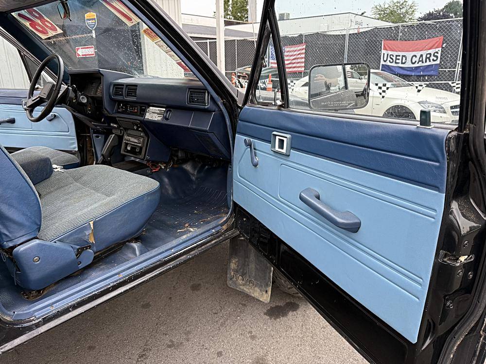 Toyota-pickup-1986-black-61