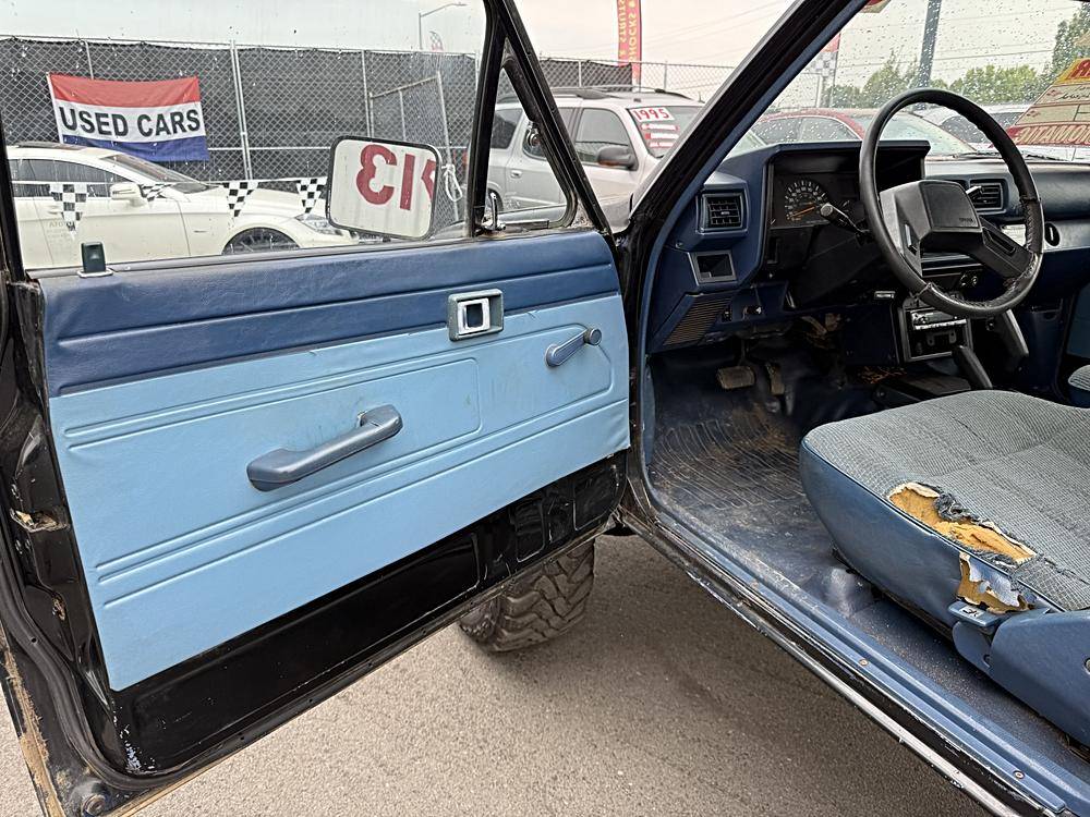 Toyota-pickup-1986-black-8