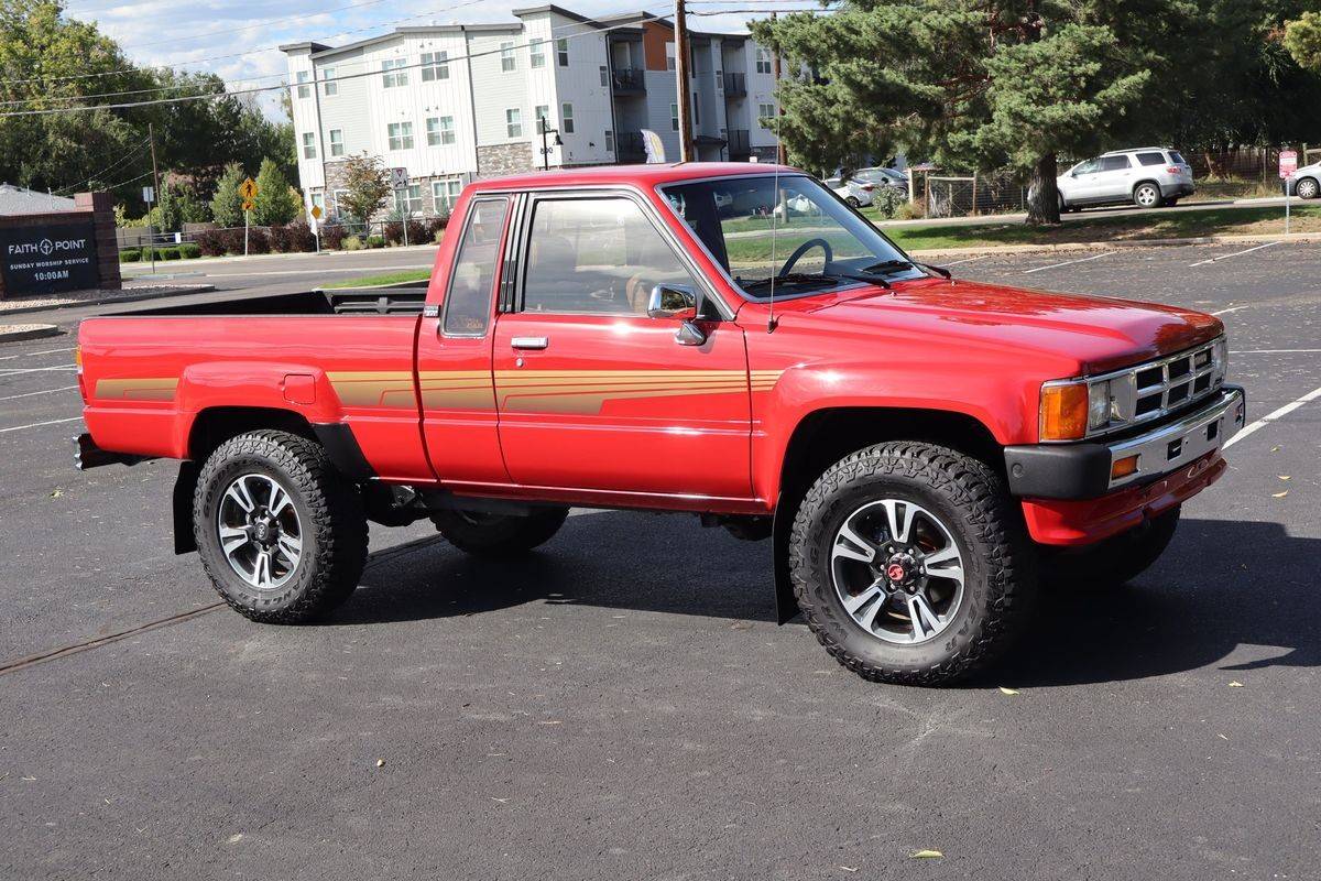 Toyota-pickup-1986-red-1