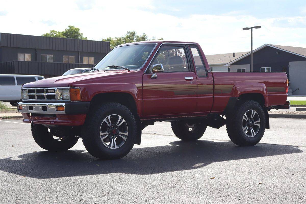 Toyota-pickup-1986-red-10
