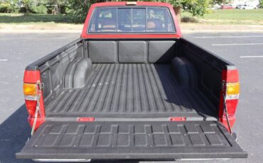 Toyota-pickup-1986-red-13