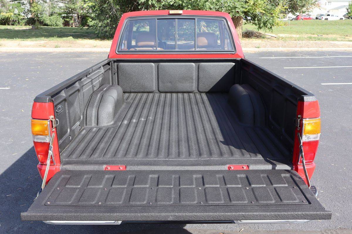 Toyota-pickup-1986-red-13