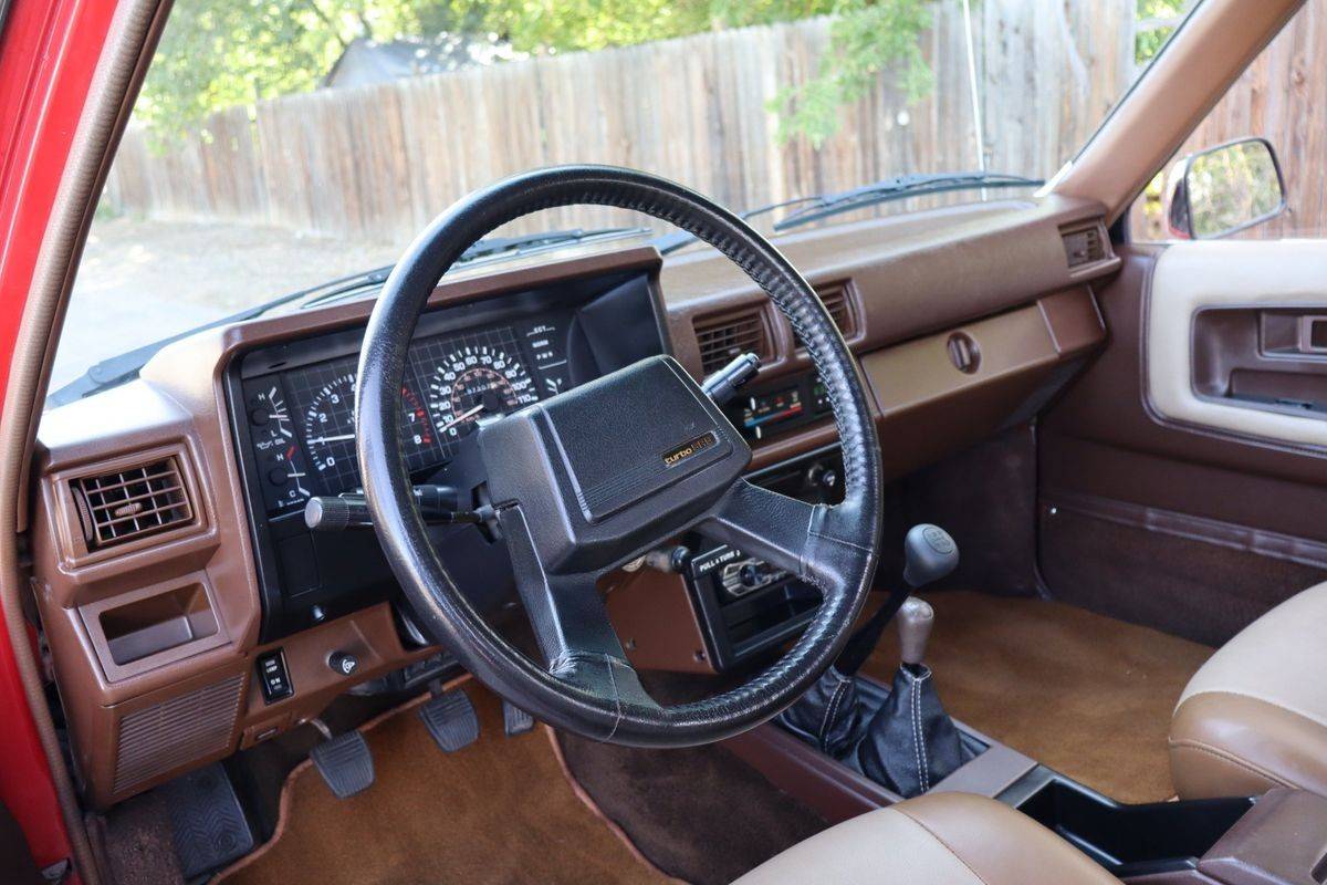 Toyota-pickup-1986-red-14