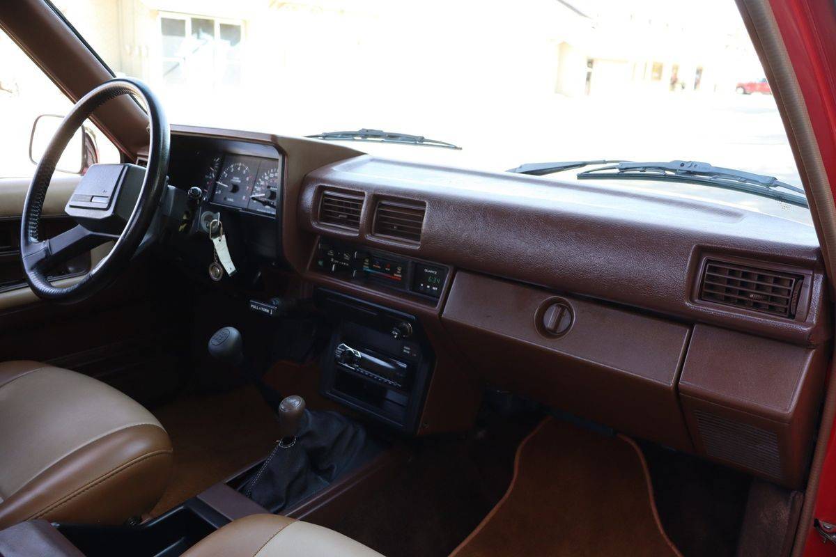 Toyota-pickup-1986-red-16
