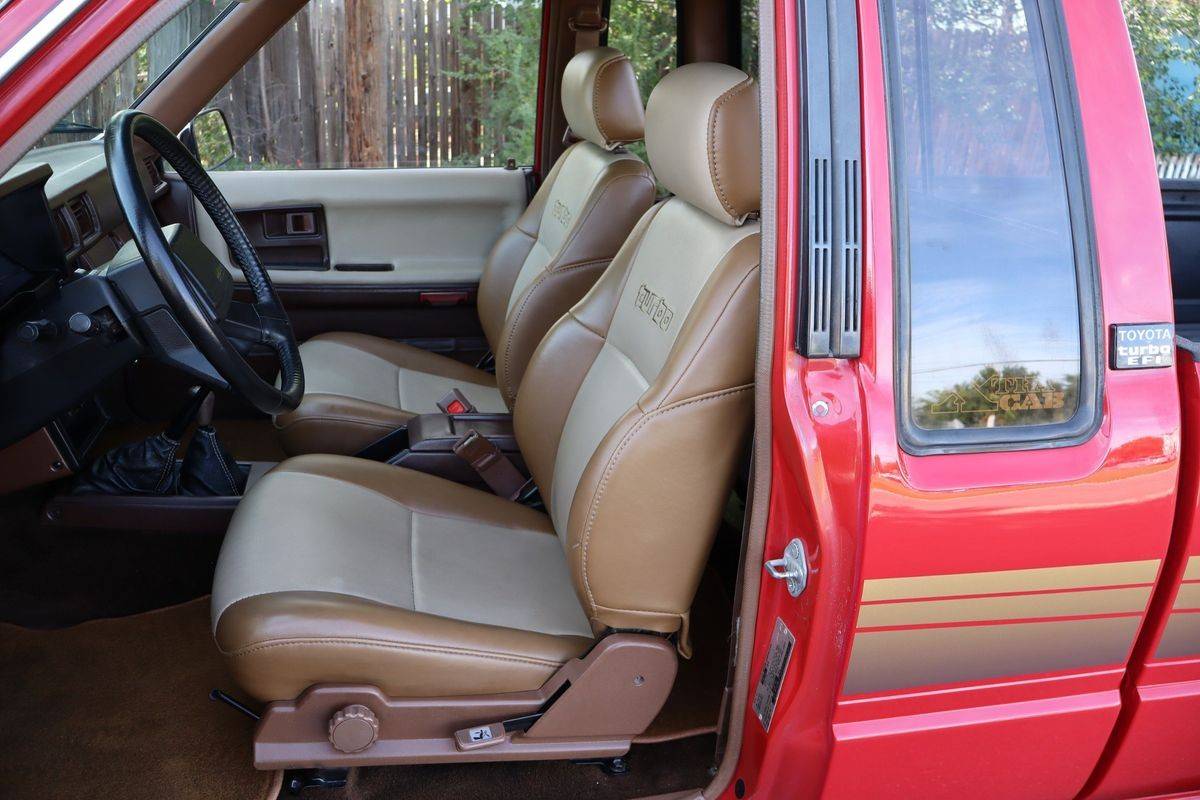 Toyota-pickup-1986-red-18