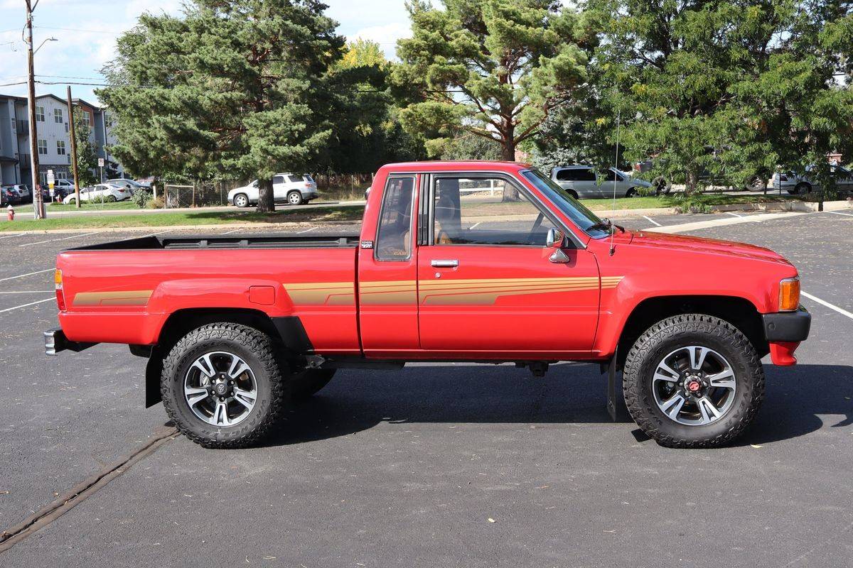 Toyota-pickup-1986-red-2