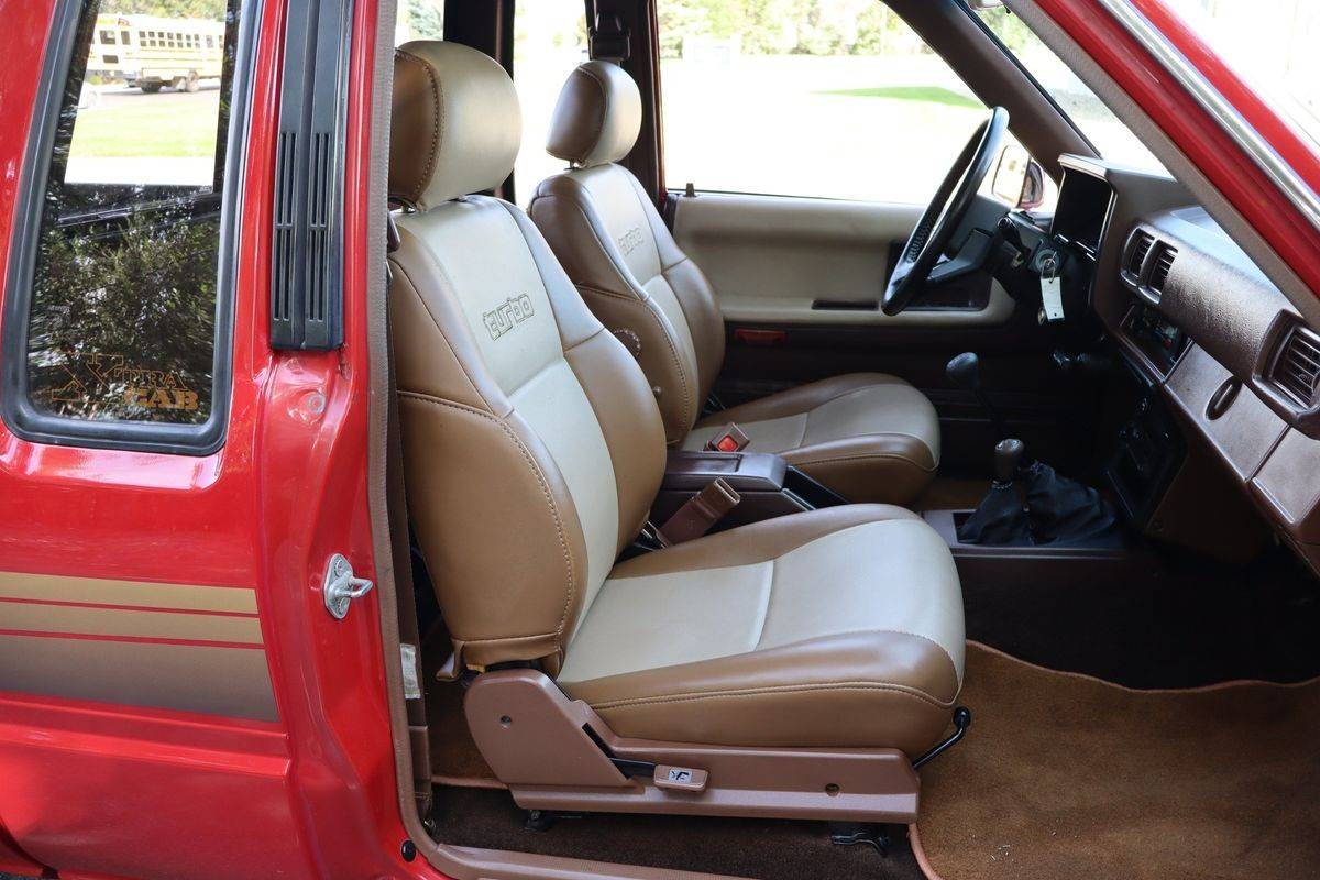 Toyota-pickup-1986-red-21