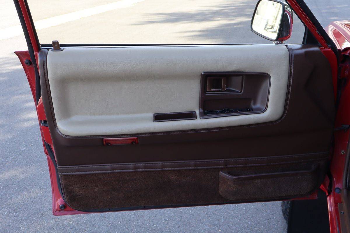 Toyota-pickup-1986-red-22