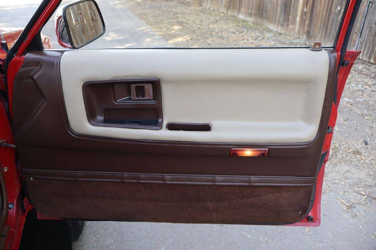 Toyota-pickup-1986-red-23