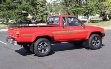Toyota-pickup-1986-red-3
