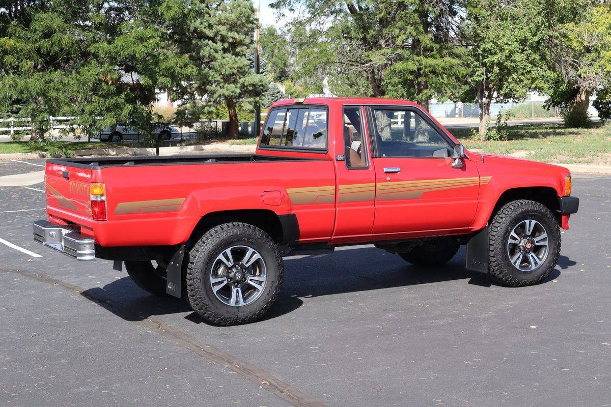 Toyota-pickup-1986-red-3