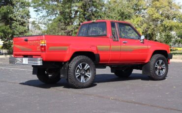 Toyota-pickup-1986-red-4