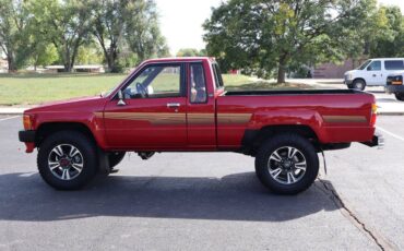 Toyota-pickup-1986-red-8