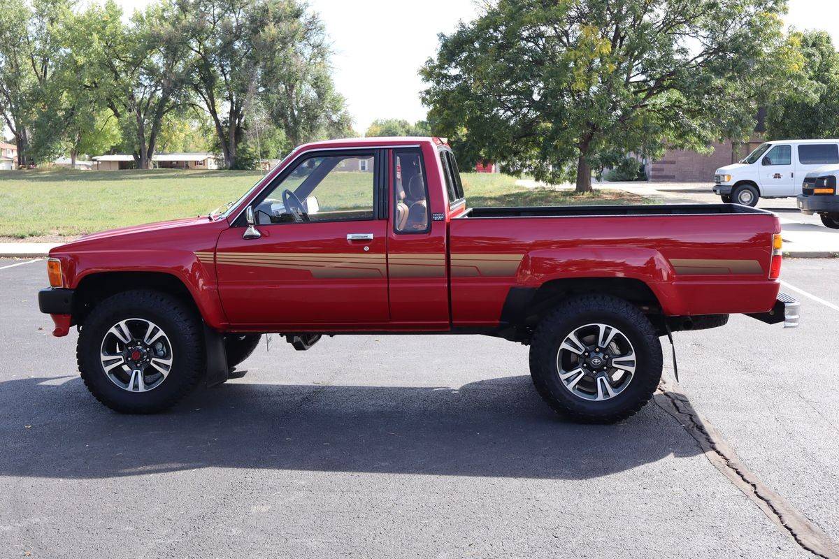 Toyota-pickup-1986-red-8