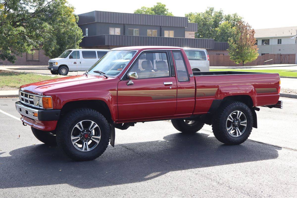Toyota-pickup-1986-red-9