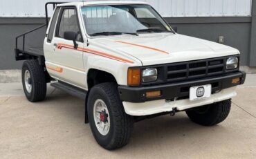 Toyota-pickup-1986-white-10