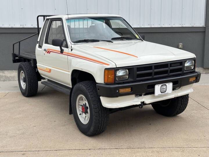 Toyota-pickup-1986-white-10