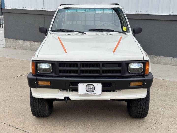 Toyota-pickup-1986-white-11