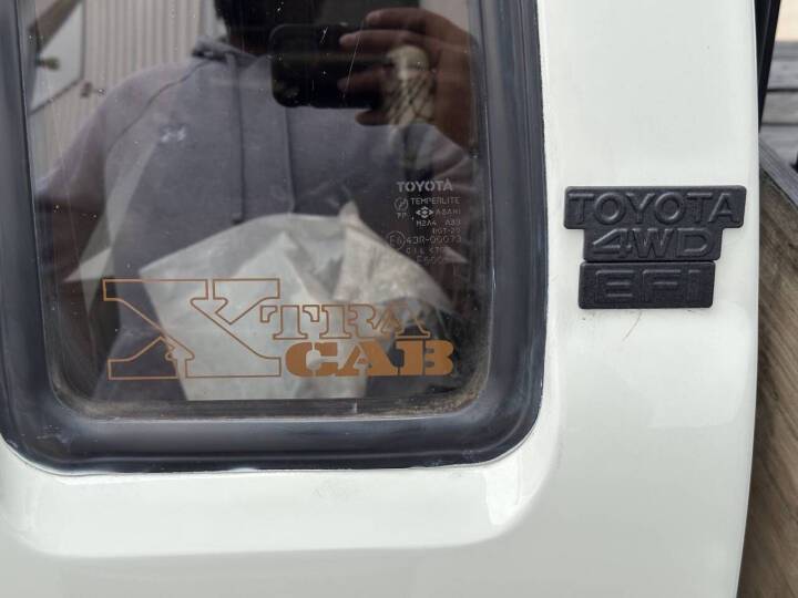 Toyota-pickup-1986-white-13