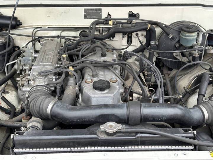 Toyota-pickup-1986-white-14