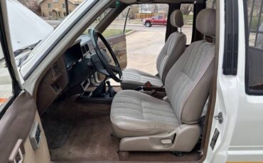 Toyota-pickup-1986-white-16