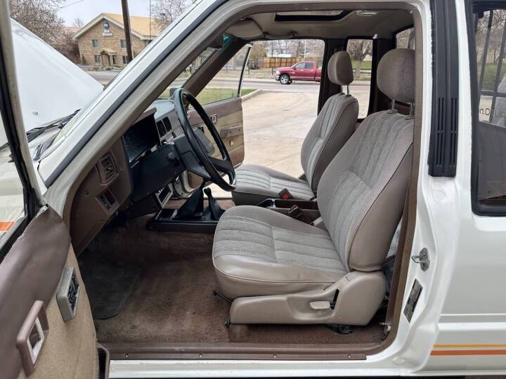 Toyota-pickup-1986-white-16