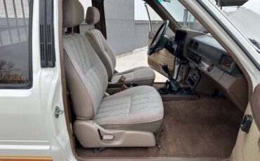 Toyota-pickup-1986-white-17