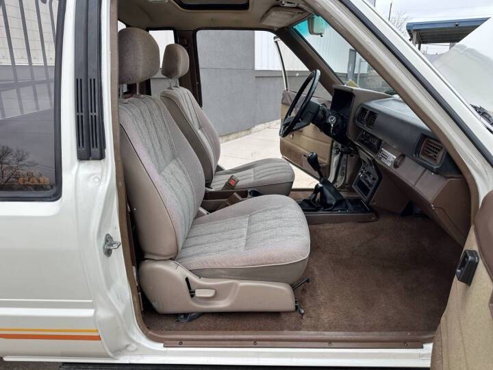 Toyota-pickup-1986-white-17