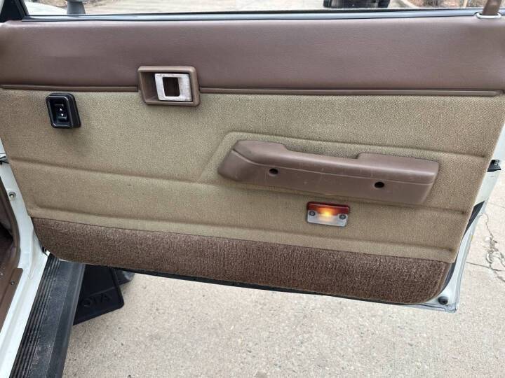 Toyota-pickup-1986-white-18