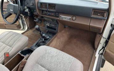 Toyota-pickup-1986-white-19