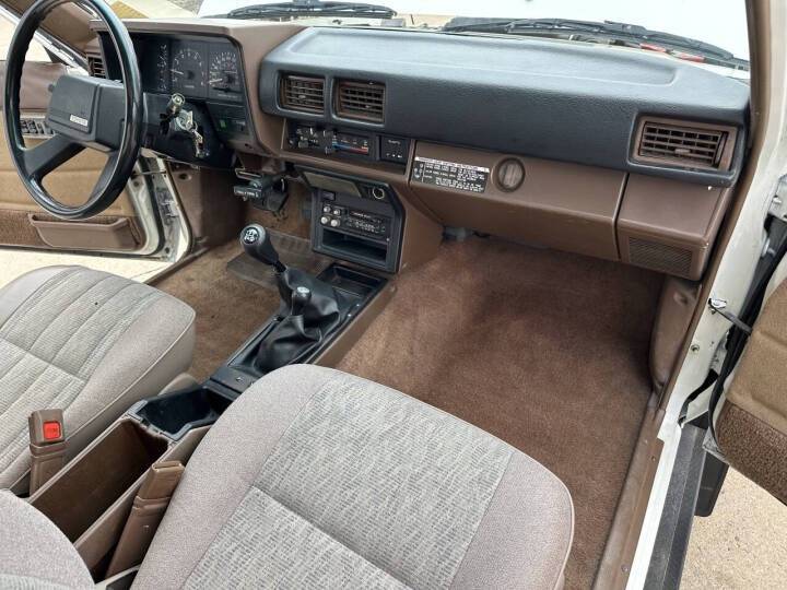 Toyota-pickup-1986-white-19