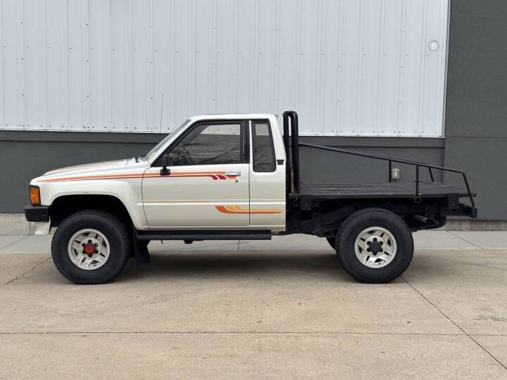 Toyota-pickup-1986-white-3