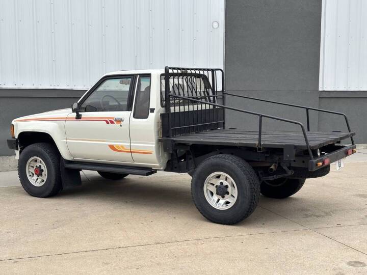 Toyota-pickup-1986-white-4