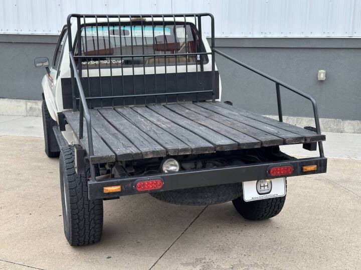 Toyota-pickup-1986-white-5