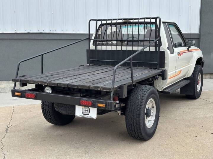 Toyota-pickup-1986-white-7