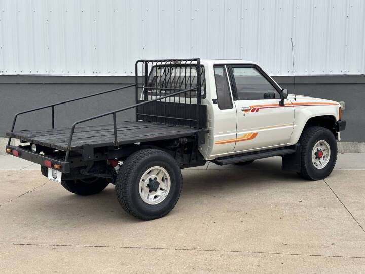 Toyota-pickup-1986-white-8