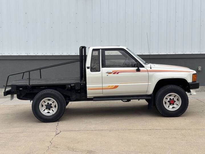Toyota-pickup-1986-white-9