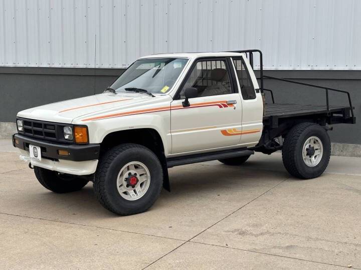 Toyota-pickup-1986-white