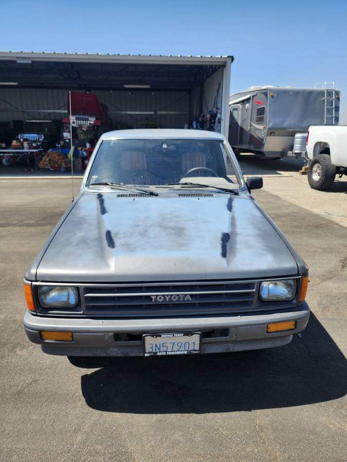 Toyota-pickup-1988-grey-1