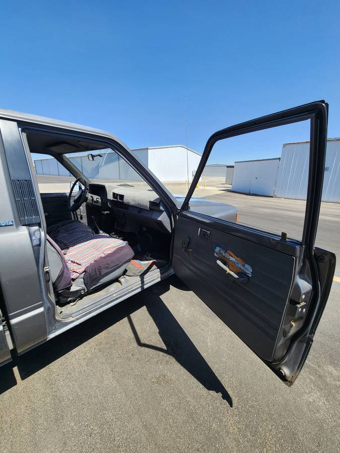 Toyota-pickup-1988-grey-11