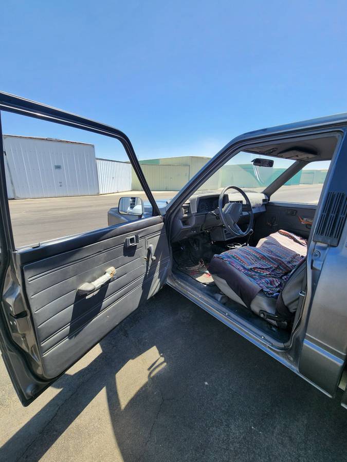 Toyota-pickup-1988-grey-2