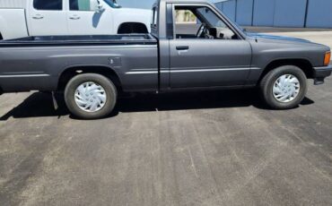 Toyota-pickup-1988-grey