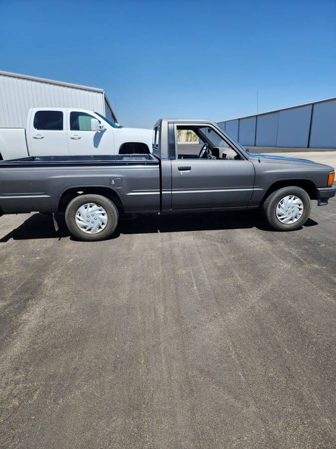 Toyota-pickup-1988-grey