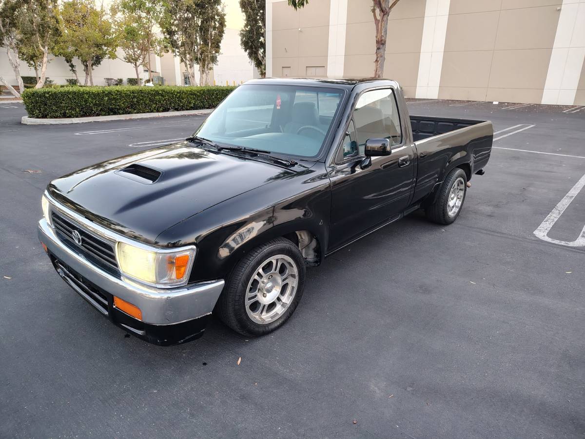 Toyota-pickup-1991-black-1
