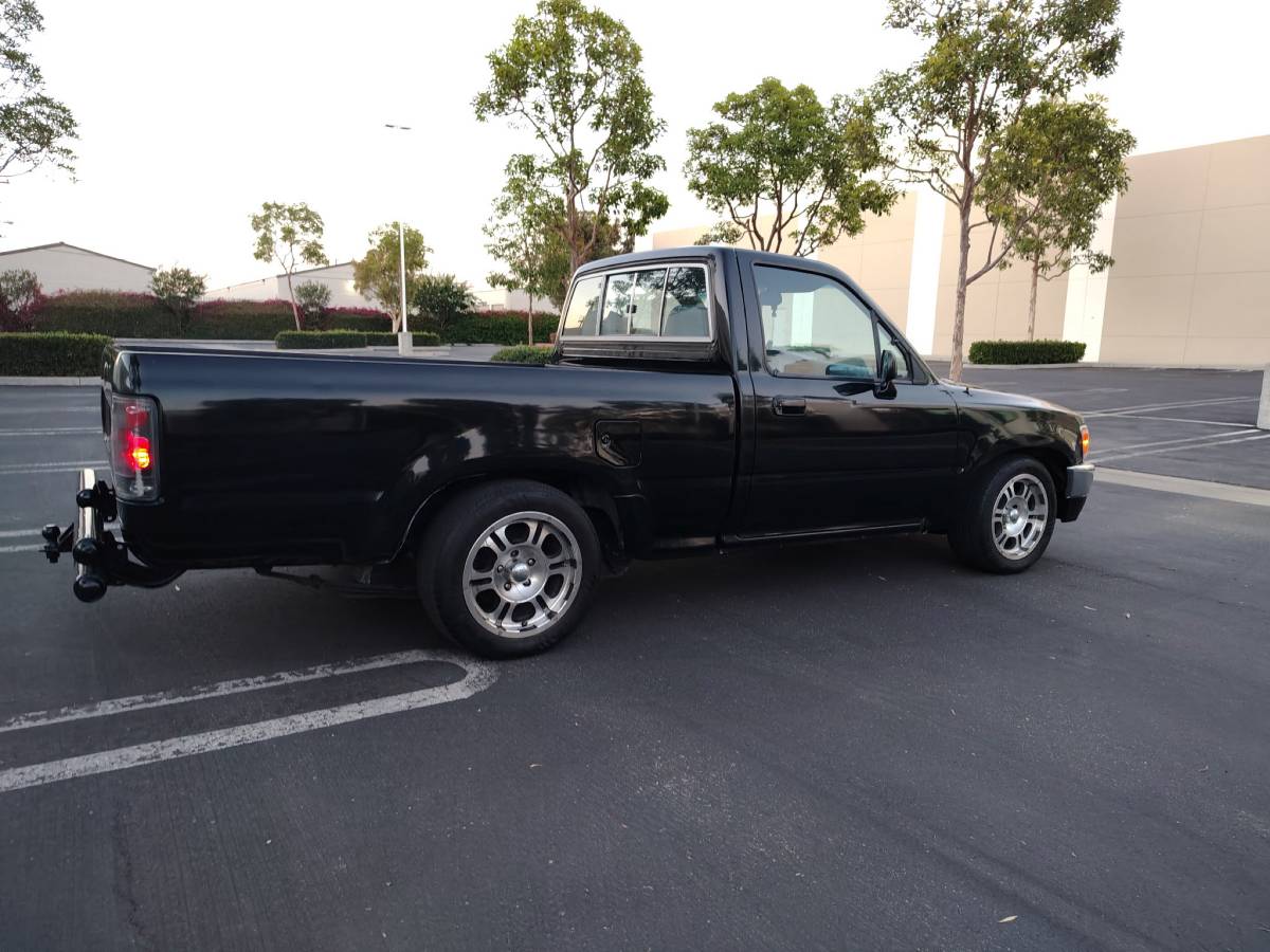 Toyota-pickup-1991-black-3