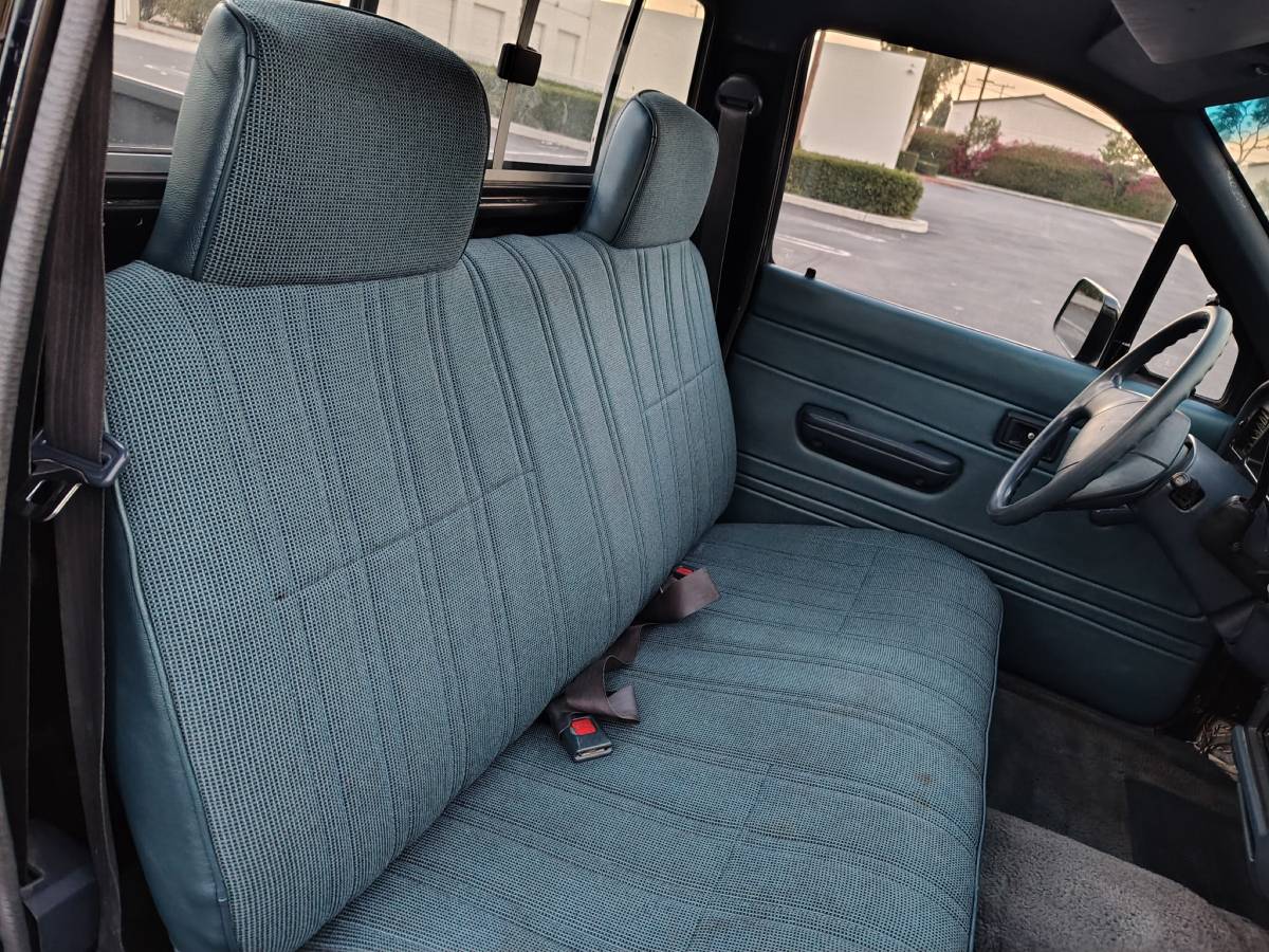 Toyota-pickup-1991-black-5